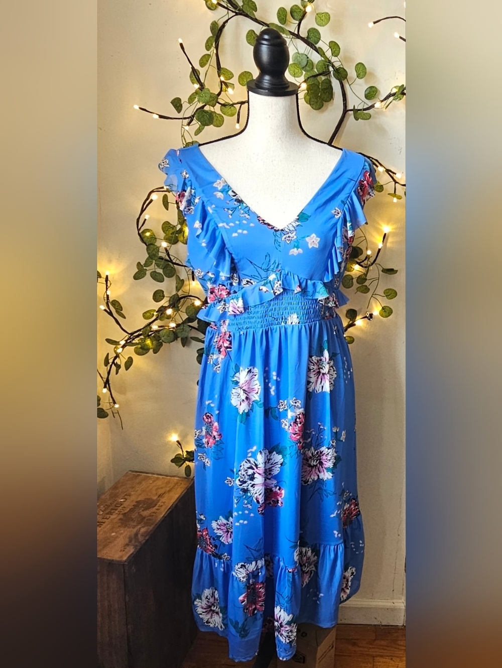 Tinsel nwt blue maxi large petite dress is characterized by its whimsical floral